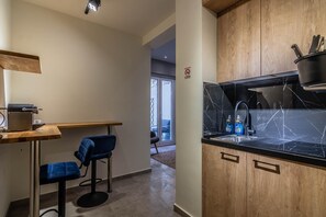 Réfrigérateur, cafetière/bouilloire, bouilloire électrique