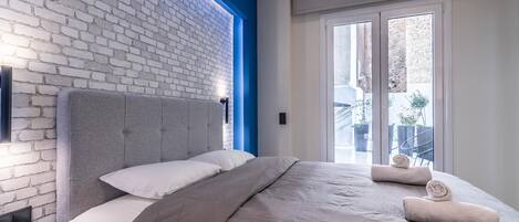 Iron/ironing board, free WiFi, bed sheets