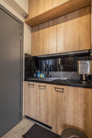 Een koelkast, een koffiezetapparaat/waterkoker, een waterkoker