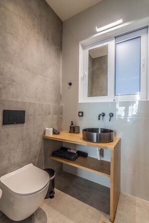 Een douche, gratis toiletartikelen, een haardroger, handdoeken
