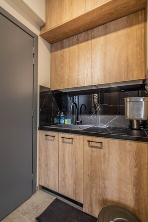 Fridge, stovetop, coffee/tea maker, electric kettle