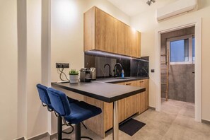 Kühlschrank, Wasserkocher mit Kaffee-/Teezubehör, Wasserkocher