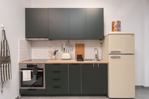 Fridge, oven, stovetop, coffee/tea maker