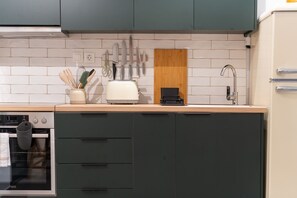 Kühlschrank, Ofen, Wasserkocher mit Kaffee-/Teezubehör, Wasserkocher