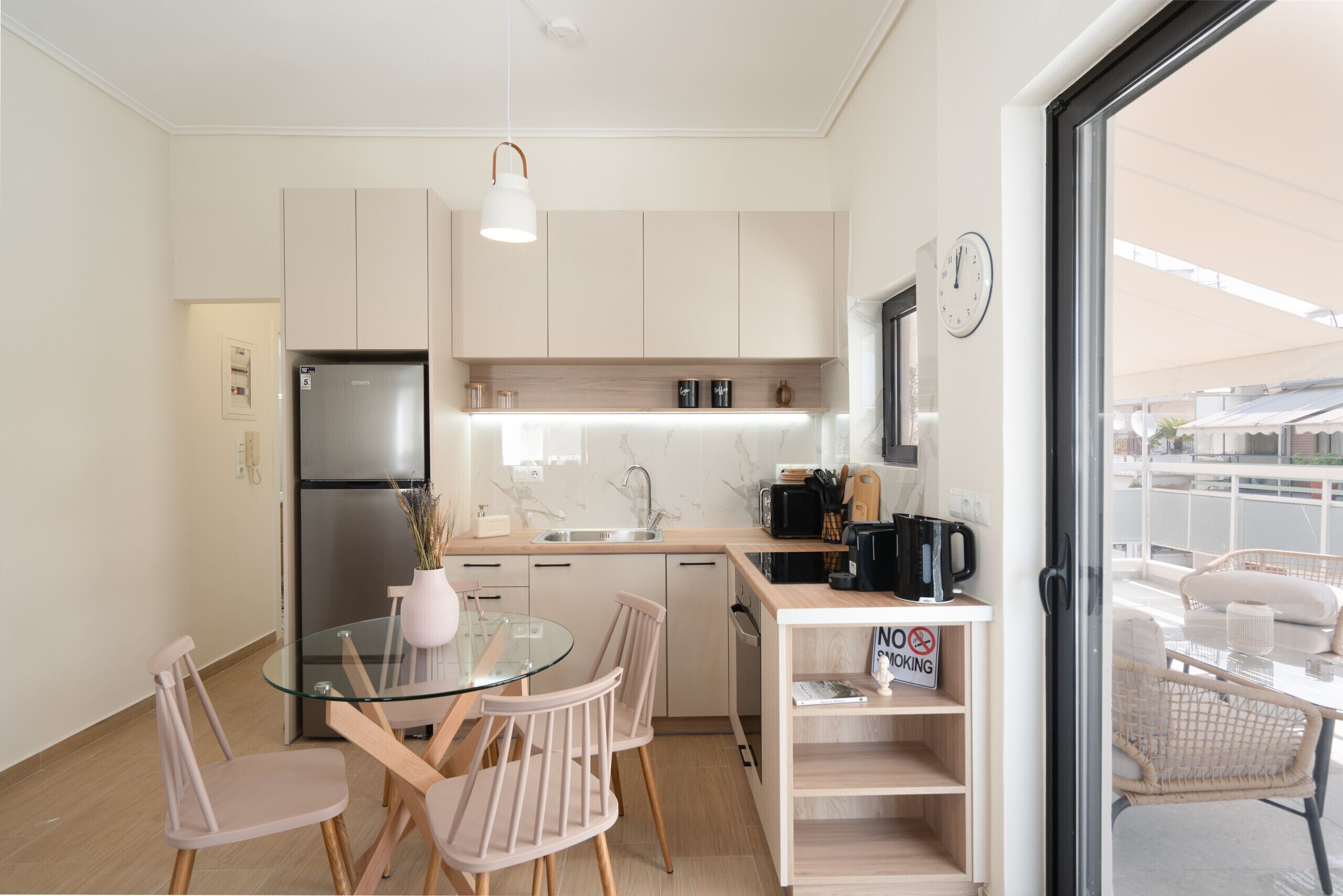 ثلاجة، ميكروويف، فرن، ماكينة لصنع القهوة/الشاي