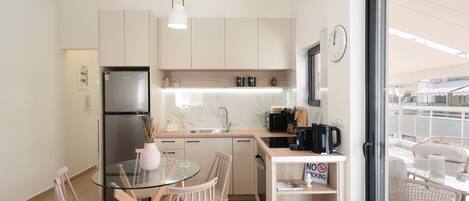 ثلاجة، ميكروويف، فرن، ماكينة لصنع القهوة/الشاي