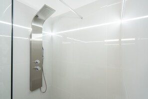 Dusche, Haartrockner, Seife, Shampoo
