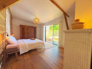 4 bedrooms, iron/ironing board, WiFi, bed sheets
