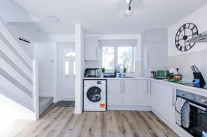 Apartment | Private kitchen - 4 Eversley Park (Chester)