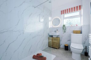 Apartment | Bathroom - 4 Eversley Park (Chester)