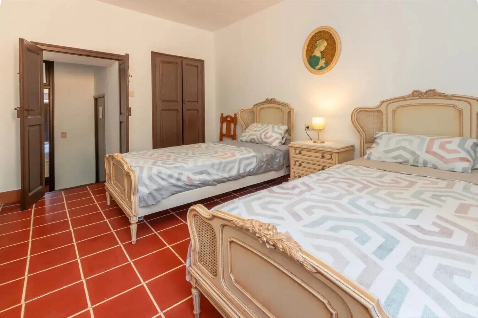 3 habitaciones, tabla de planchar con plancha, wifi y ropa de cama 