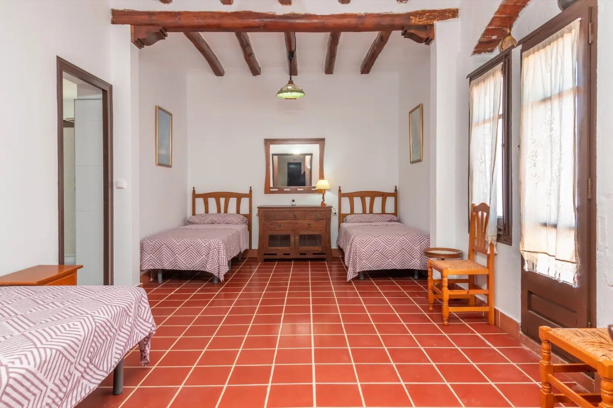 4 Schlafzimmer, Schreibtisch, Bügeleisen/Bügelbrett, WLAN