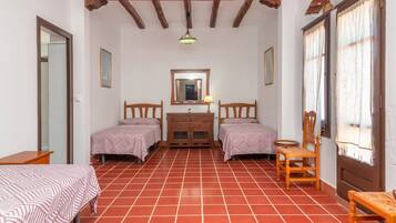 4 Schlafzimmer, Schreibtisch, Bügeleisen/Bügelbrett, WLAN