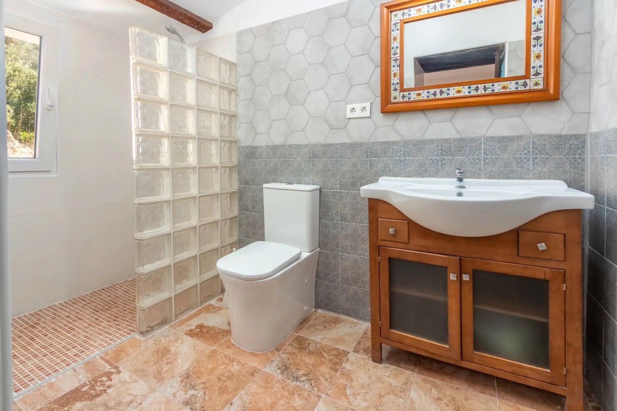 Dusche, kostenlose Toilettenartikel, Haartrockner, Handtücher