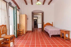 4 habitaciones, escritorio, tabla de planchar con plancha y wifi 