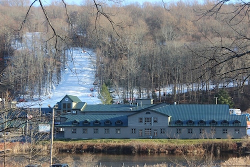 Pocono Mountains Escape - 2 Bedroom, 2.5 Bath, private townhome with wood-burning fireplace
