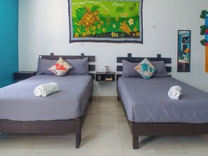 1 chambre, bureau, fer et planche à repasser, lit parapluie