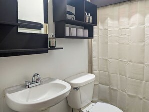 Douche, sèche-cheveux, serviettes fournies, savon