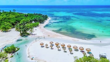 En la playa, camastros y toallas de playa
