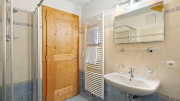 Douche, sĂšche-cheveux, serviettes fournies