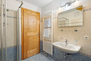 Shower, hair dryer, towels - Apartment 'Rungghof 1' with Mountain View, Shared Terrace and Wi-Fi (LA VALLE)