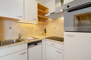 Fridge, oven, stovetop, dishwasher - Apartment 'Rungghof 1' with Mountain View, Shared Terrace and Wi-Fi (LA VALLE)