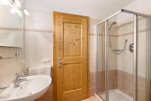 Dusche, Haartrockner, Handtücher