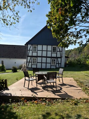 Outdoor dining - Holiday Apartment '1' with Shared Terrace, Shared Garden and Wi-Fi (Diemelsee)