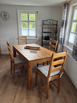 Dining - Holiday Apartment '1' with Shared Terrace, Shared Garden and Wi-Fi (Diemelsee)