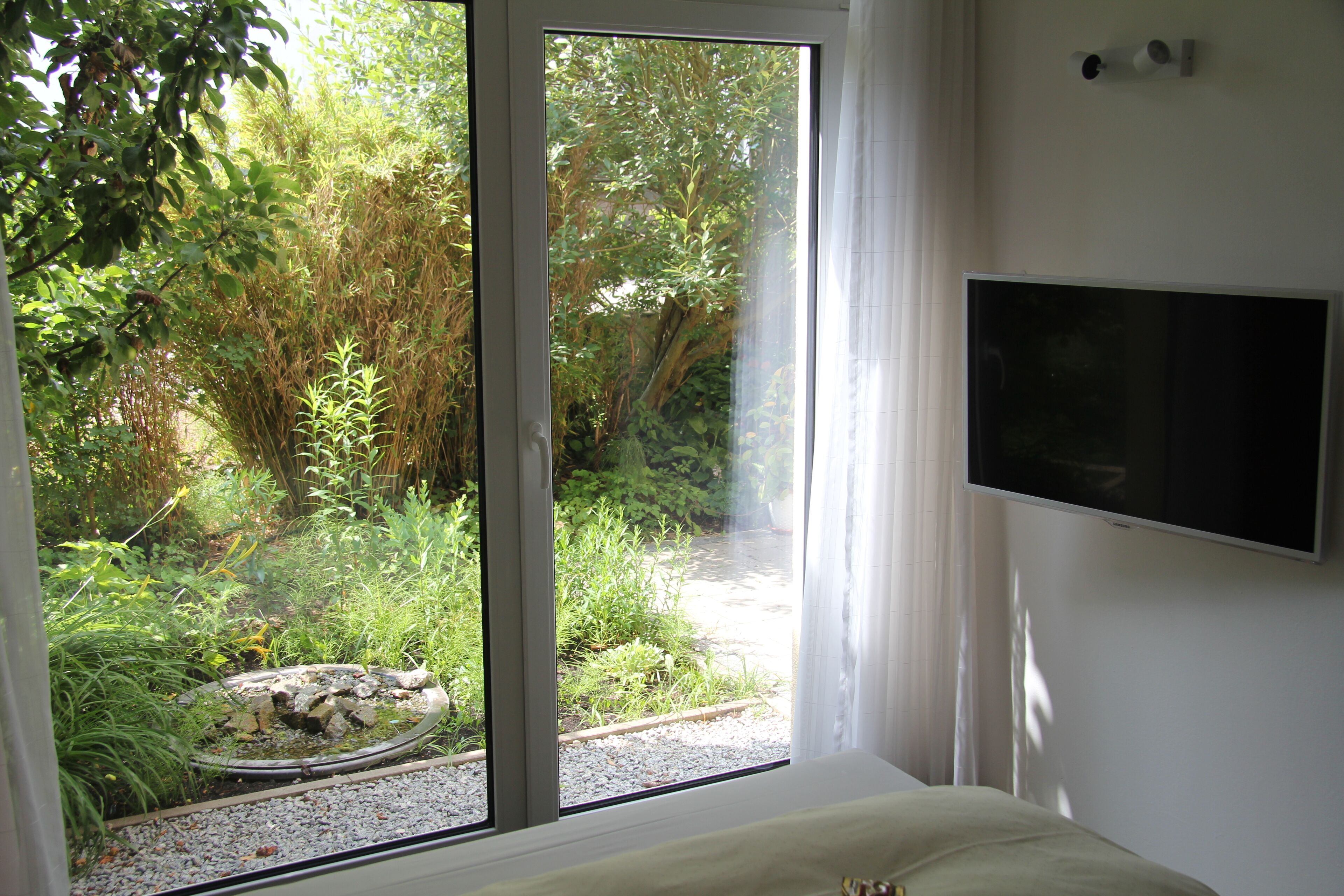 ملاءات للفراش لا تسبب الحساسية ومكتب ومساحة عمل للكمبيوتر المحمول