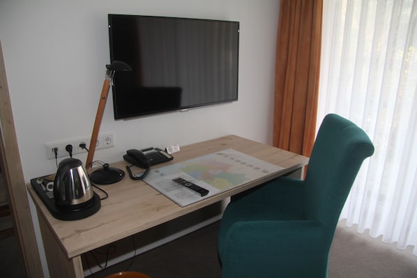 Apartamento, en la zona del jardín | Ropa de cama hipoalergénica y escritorio