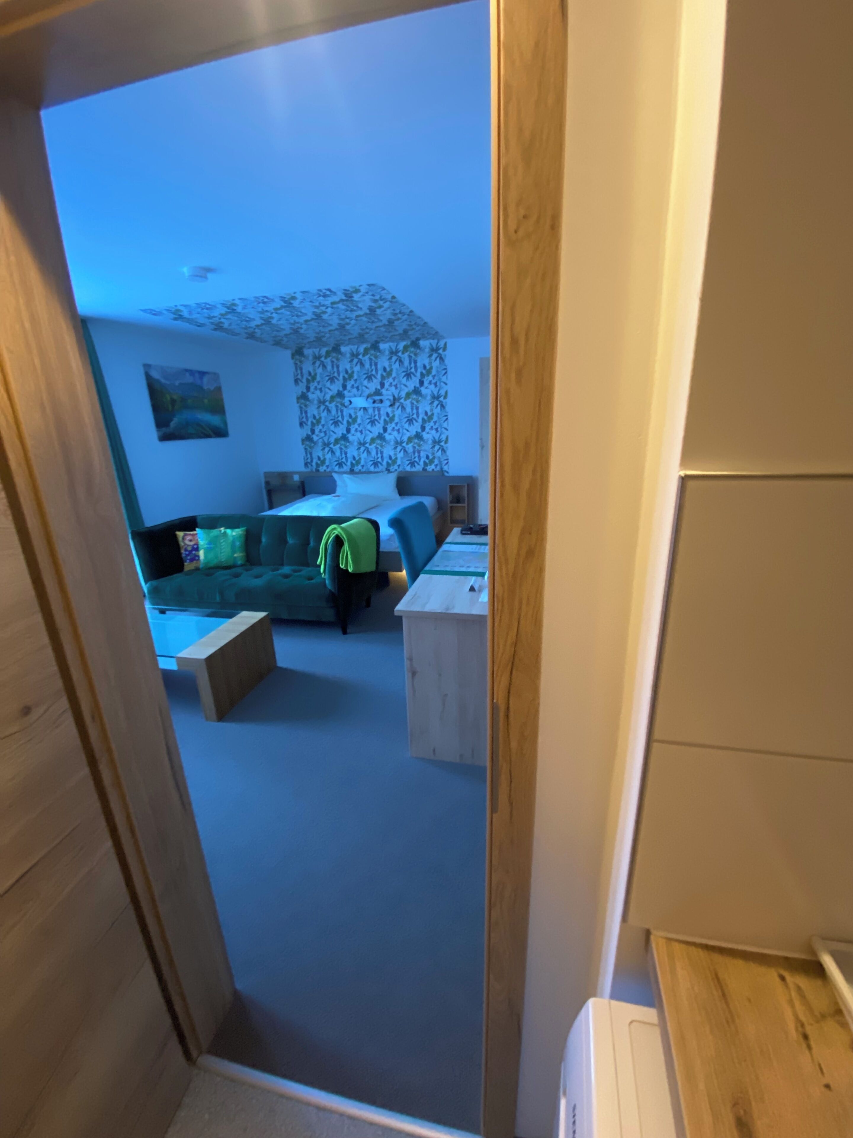 Un dormitorio moderno con cama, escritorio y silla.