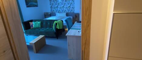 Un dormitorio moderno con cama, escritorio y silla.