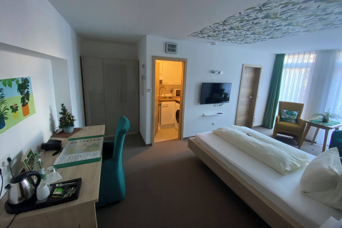 Apartment | Hypo-allergenic bedding available, desk, laptop workspace