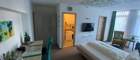Apartment | Hypo-allergenic bedding, desk, laptop workspace, blackout drapes