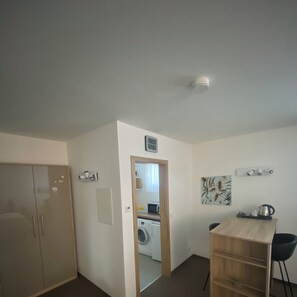 Apartment | Allergikerbettwaren, Schreibtisch, laptopgeeigneter Arbeitsplatz