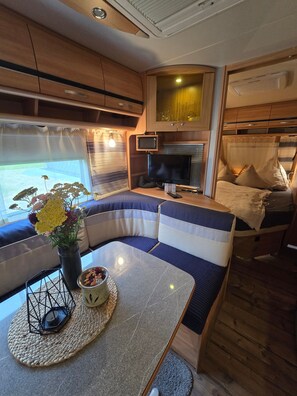 1 bedroom, iron/ironing board, WiFi, bed sheets - Glamping 'Rosenzauber' with Shared Pool, Wi-Fi and Air Conditioning (Münchberg)