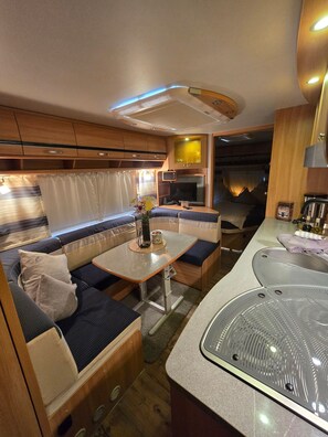 Interior - Glamping 'Rosenzauber' with Shared Pool, Wi-Fi and Air Conditioning (Münchberg)