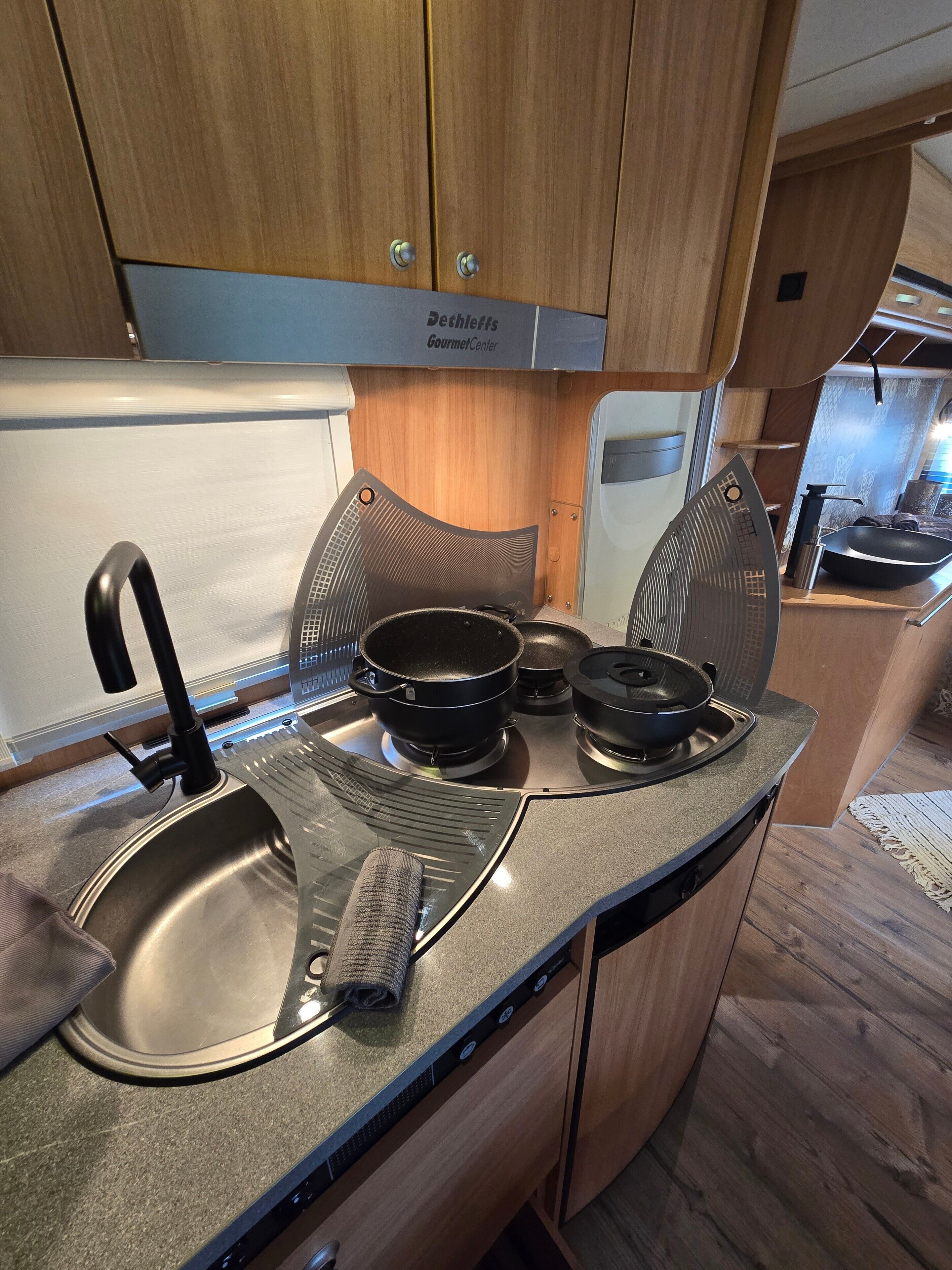 Kühlschrank, Ofen, Herdplatte, Wasserkocher mit Kaffee-/Teezubehör