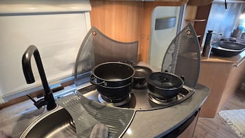 Kühlschrank, Ofen, Herdplatte, Wasserkocher mit Kaffee-/Teezubehör