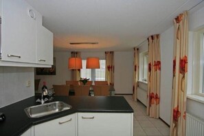 Private kitchen - Holiday home with 3 bedrooms (Den Helder)