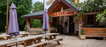 Gîte 'Les Carlines' with Mountain View, Shared Terrace and Wi-Fi