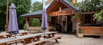 Gîte 'Les Carlines' with Mountain View, Shared Terrace and Wi-Fi