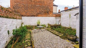 Unclassified image, 5 of 23, button - 104 Brook Street (Chester)