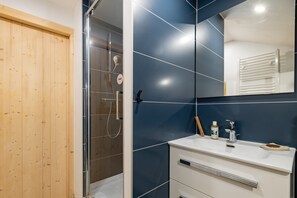Shower, hair dryer - Triple Room with Half Board, Shared Bathroom (Vassieux-en-Vercors)