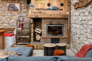 Fireplace - Room 'Les Carlines 6' with Mountain View, Shared Terrace and Wi-Fi (Vassieux-en-Vercors)