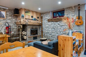 Interior - Room 'Les Carlines 6' with Mountain View, Shared Terrace and Wi-Fi (Vassieux-en-Vercors)