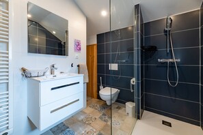 Douche, sèche-cheveux