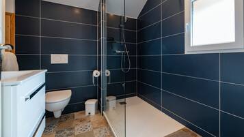 Dusche, kostenlose Toilettenartikel, Haartrockner