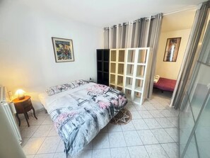 2 bedrooms, iron/ironing board, WiFi, bed sheets
